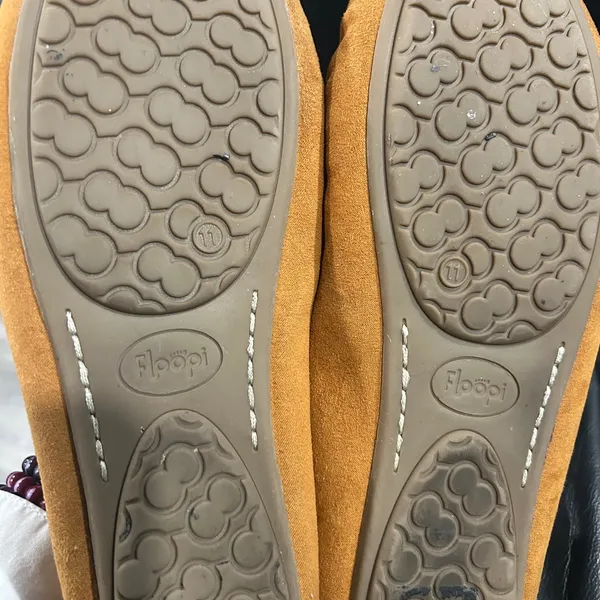 Women's Cozy Tan Suede Slippers Size 11 - Image 4