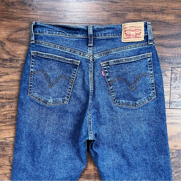 Levi’s • Wedgie Straight jeans distressed medium wash frayed hem ripped knee - Image 11