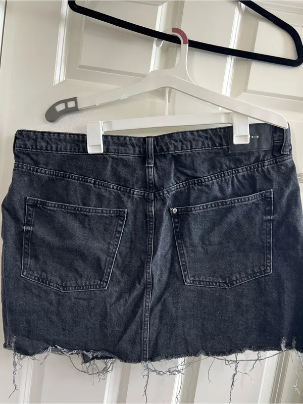 H&M Black Washed Denim Skirt - Image 4