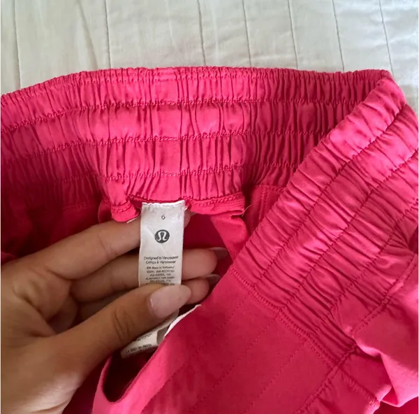 Lululemon Shorts Hotty Hot 2.5" - Image 4