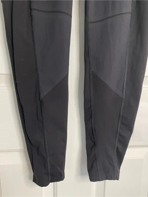 The North Face Black Women's Leggings with Stash Pockets Size Medium - Image 3