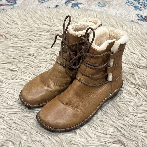 UGG Caspia 1932 Tan Leather Lace Up Ankle Sheepskin Warm Boots Womens Sz 8 - Image 2