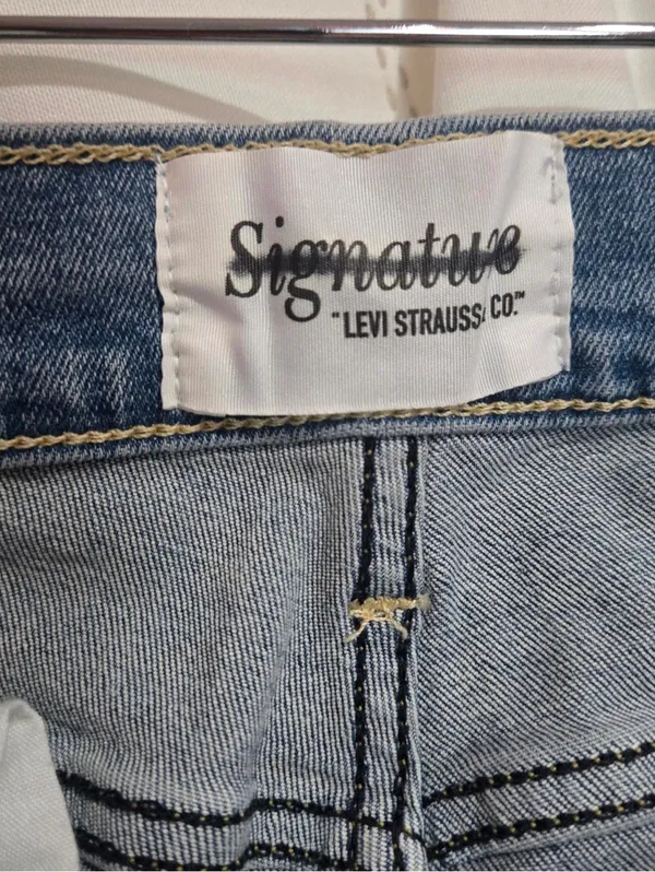 Levis Distressed Jean - Image 3