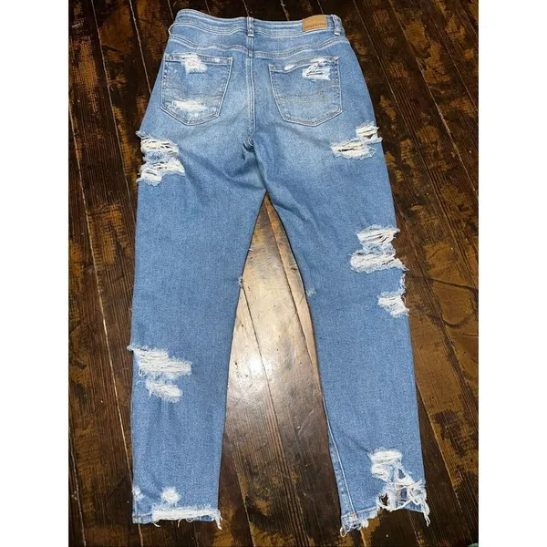 American Eagle destroyed size 6 normcore mom jeans - Image 3