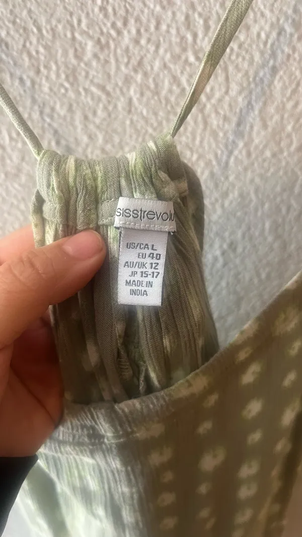 Sisstrevolution Romper – Size L Light and breezy romper in a soft sage green with white floral polka dot print. Made by Sisstrevolution, known for its beachy, boho style. Adjustable spaghetti straps, flowy fit, and lightweight fabric – perfect for summer days or a casual day out. Size: Large | In excellent condition Only one available! #SisstrevolutionStyle #RomperSeason #SizeL #BohoVibes #SecondHandWithStyle #EllaSecondLife #PreLovedFashion #LightAndLovely #BeachyLook - Image 4