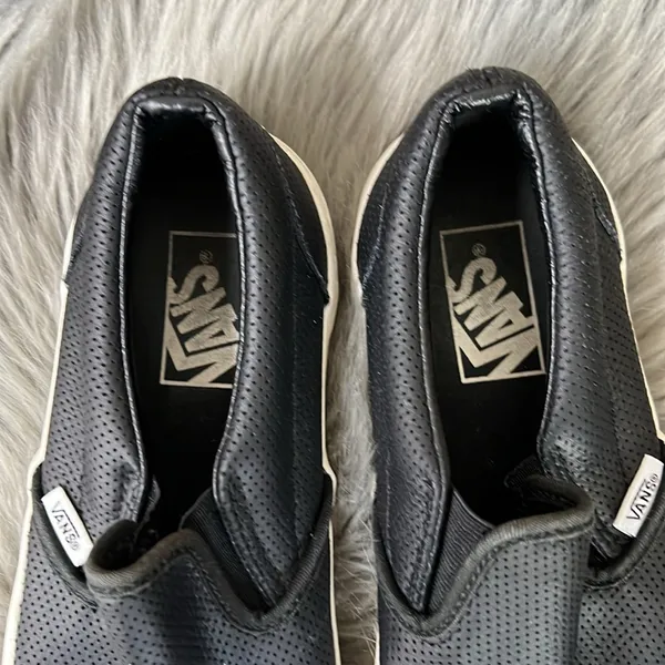 EUC Vans Black and White Slip-On Sneakers Woman's sz 8.5/Mens sz 7 - Image 3