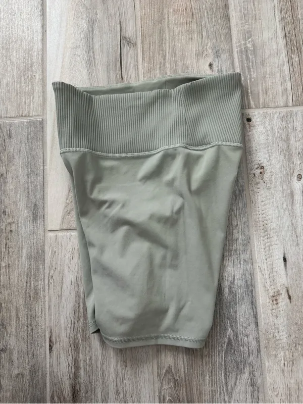 Vuori Women’s Rib Studio Bike Short High Waist Light Grey Size Small - Image 10