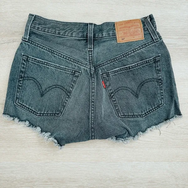 Levi’s 501 Shorts Size 24 - Image 2