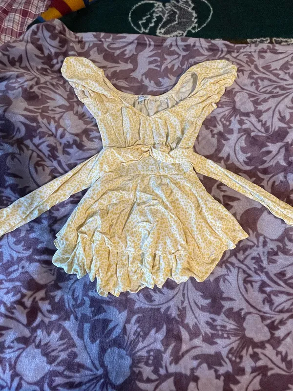Yellow dress Size 4 - Image 3