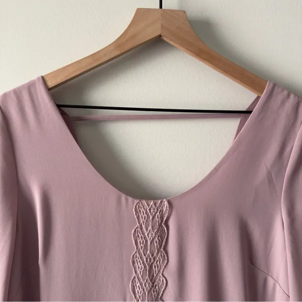 Astr the Label Revolve Deauville Mauve Lace Accent dress shift Flowy 3/4 sleeve - Image 3