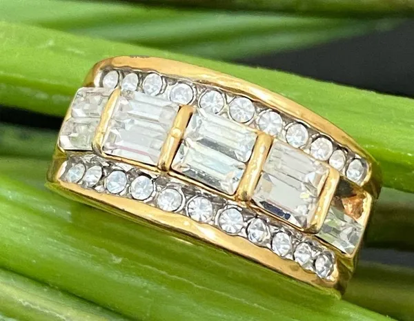 Vintage Unsigned Gold-tone Clear CZ Stones Fashion Row Ring Size 8 - Image 3