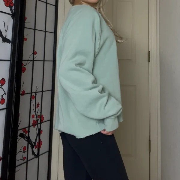 Universal Threads | Light Sage Green Long-Sleeve Crewneck Sweatshirt Pullover - Image 5