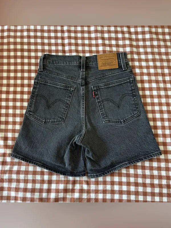 High-Waist Levi’s Black Denim Wedgie Shorts - Image 3
