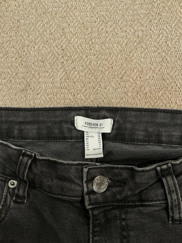 Forever 21 Low-Rise Bootcut Jeans - Image 4
