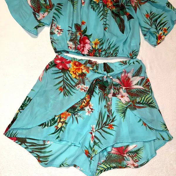 She & Sky Two Piece Floral Hawaiian Top and Shorts set size Medium - Image 3