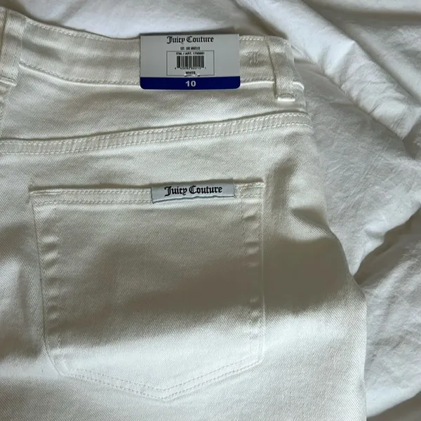 Juicy Couture White Denim Jean shorts, Size 10, 4” inseam, NWT - Image 4