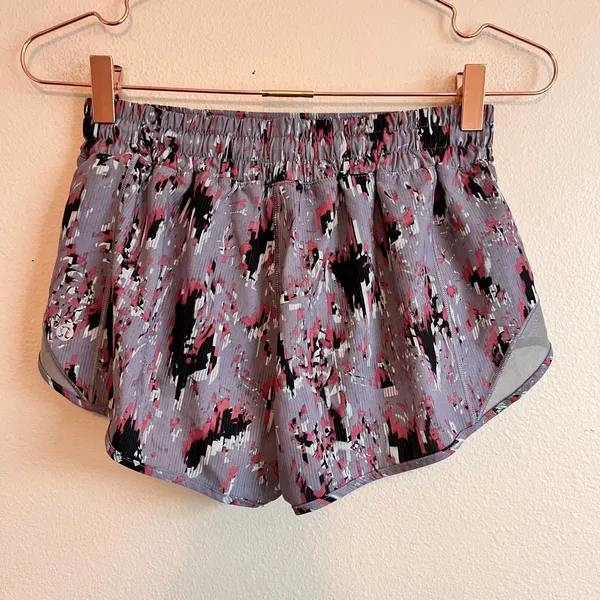 Lululemon Shorts Women 6 Grey Pink Tracker Short V 4 Incognito Camo Running Gym - Image 4