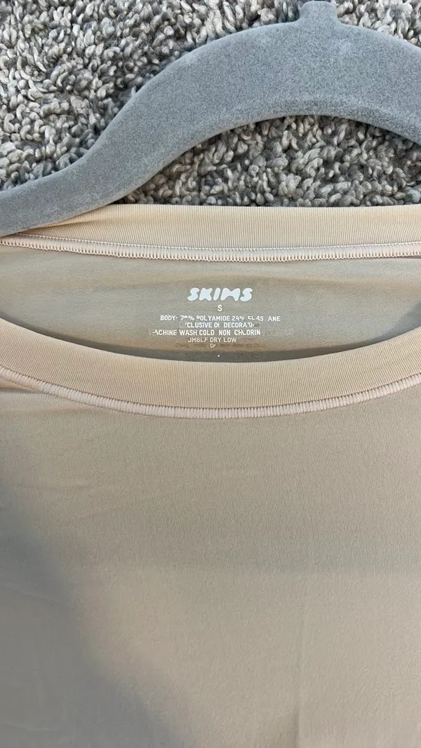 SKIMS fits Everybody T-Shirt long Sleeve In Sand NEW - Image 3