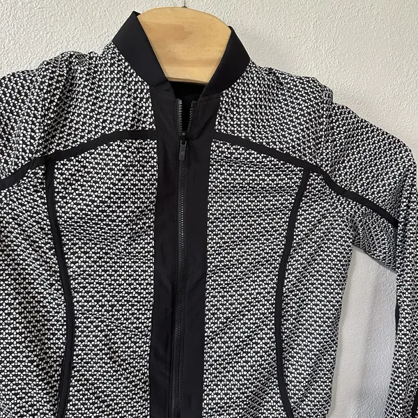 Lululemon Reversible Bomb Around Jacket in Monochromic Black‎ Women's Size 4 - Image 2