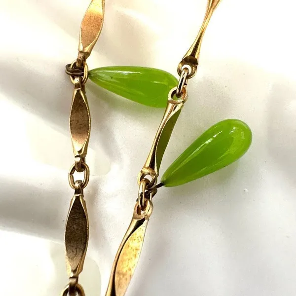 Gold tone and green teardrop beaded necklace - Image 8
