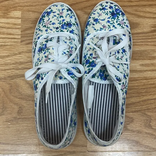 🦋4/$25 Floral Shoes Size 8 Medium - Image 3