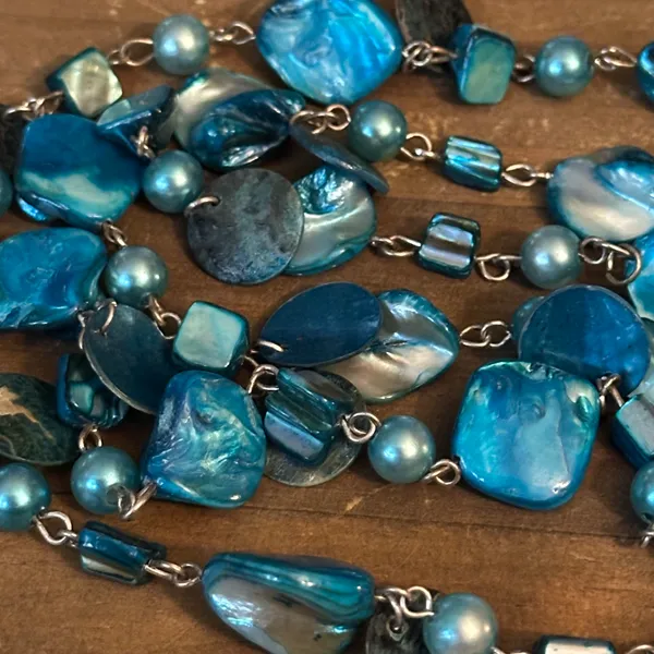 Avenue blue dyed mother of pearl shell necklace - Image 3