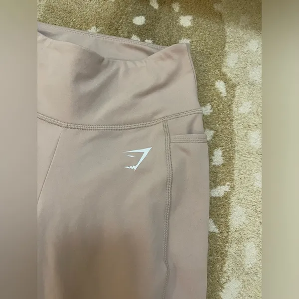 Gymshark light pink full length leggings side pockets women’s size XS - Image 3