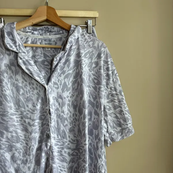 Nicole Miller Pajama Set M Gray White Womens Abstract Animal Print Stretch - Image 2