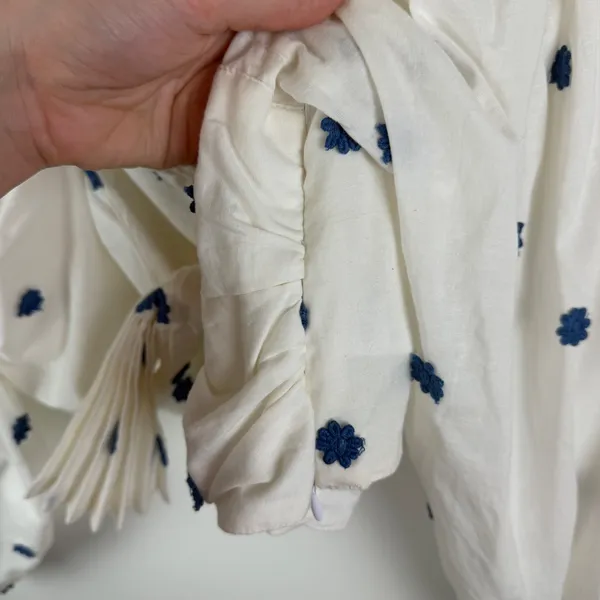 Farm Rio Blue Flowers‎ Crop Top Large White Floral Embroidered Tie Front Beachy - Image 3