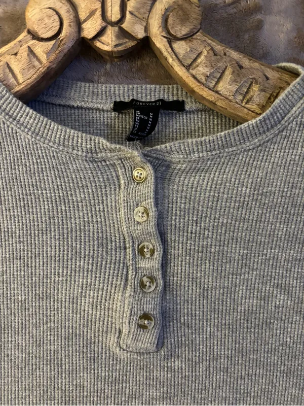 Forever 21 Oversized Ribbed Henley Crop Top Women’s Size M Gray - Image 3