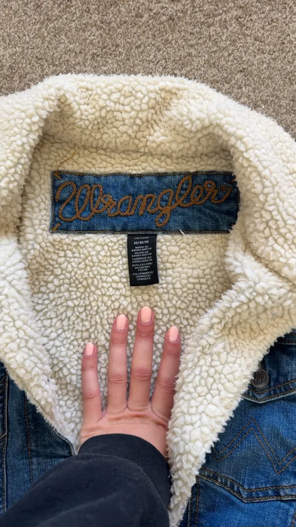 Wrangler denim jacket medium - Image 2