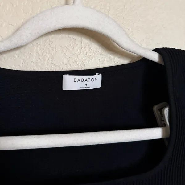 Aritzia‎ Babaton sculpt knit rib short sleeve square neck crop top sz m black - Image 4