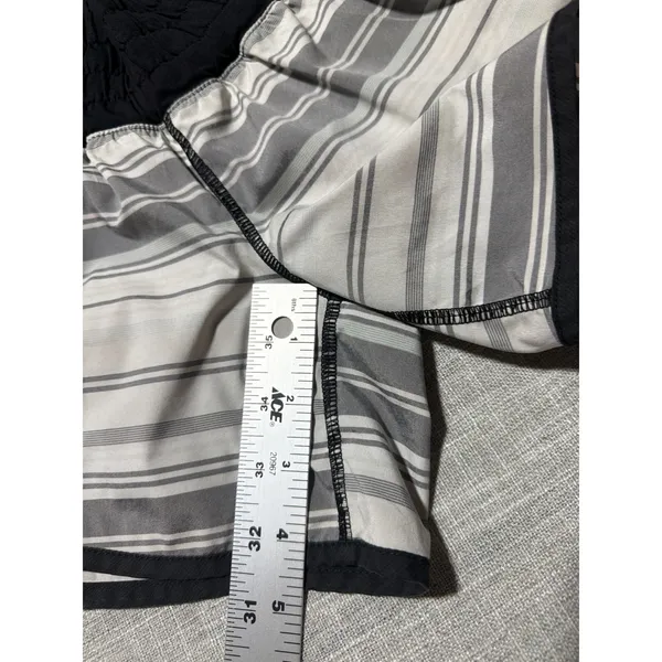 Lululemon Hotty Hot Shorts Size 4 Grey White Striped Running Athletic with Liner - Image 3
