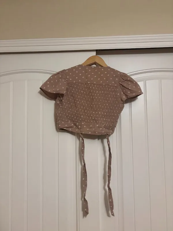American Eagle Wrap Blouse Small Light Brown Floral Print Short Sleeve Smocked - Image 3