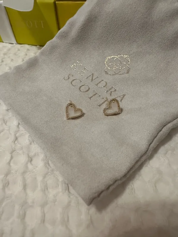 Kendra Scott Ari Gold Earrings Heart Studs - Image 3