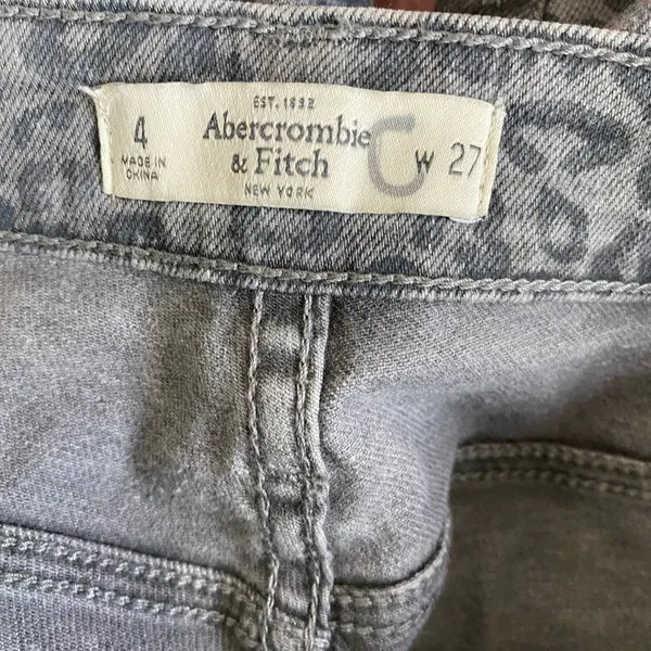 Abercrombie & Fitch Gray High-Waisted Leopard Jeans Size 4 - Image 3