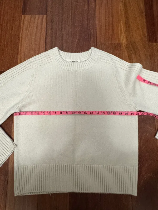 Sweater White Size fit as s/m. - Image 3