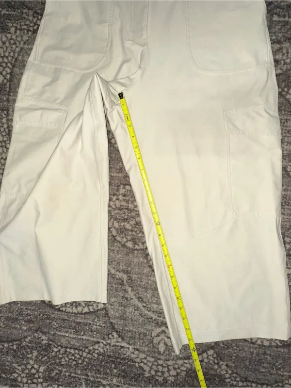 Lululemon Women’s Size 31 Natural Ivory Cream Utilitech Cargo Cropped Pants - Image 11