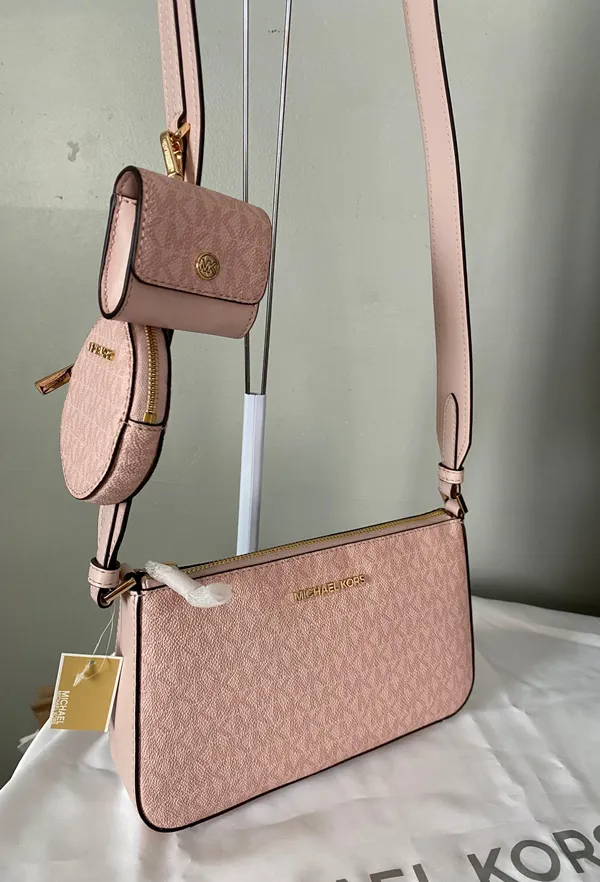 Michael Kors Crosssbody With Removable Accesories - Image 5