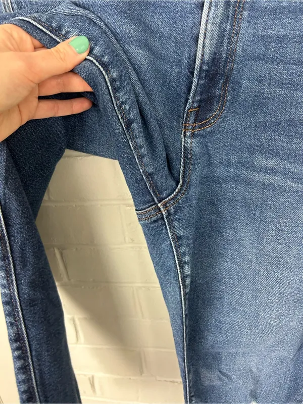 American Eagle Distressed Mom Jeans Size 4 - Image 8
