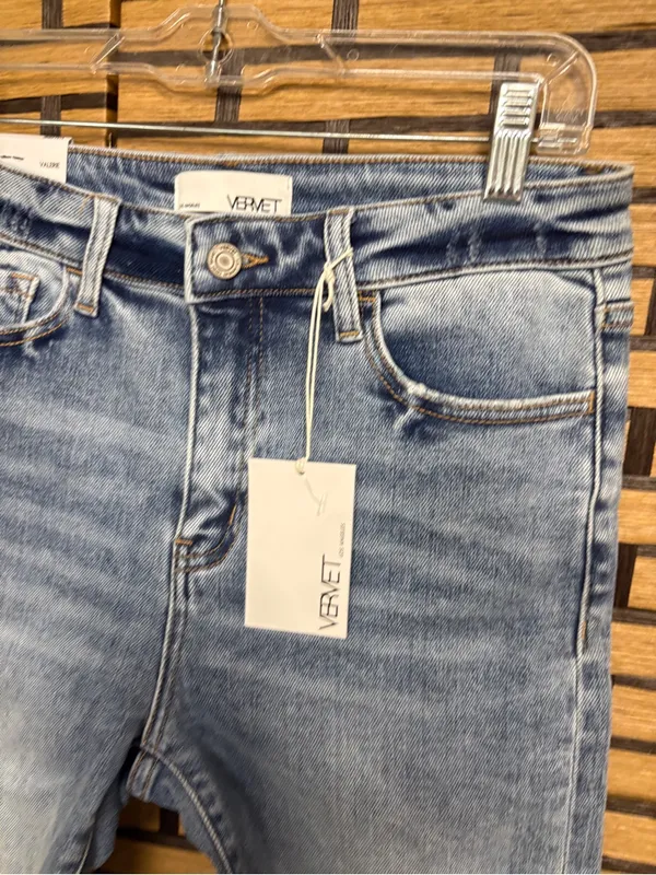 Vervet Valerie Bermuda Jean shorts size medium - Image 4