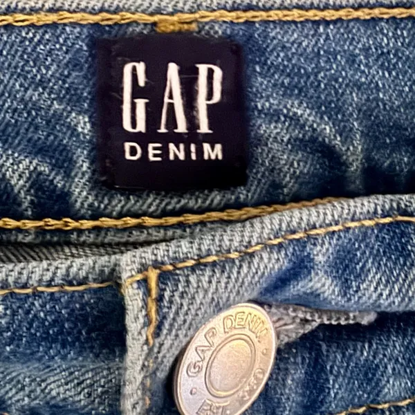 Gap (6S) High Rise Straight Leg Denim with minimal distressing - Image 4