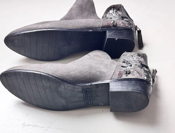 Kenneth Cole Women’s Gray Ankle Booties with Metallic Embellishments Sz 8.5 - Image 3