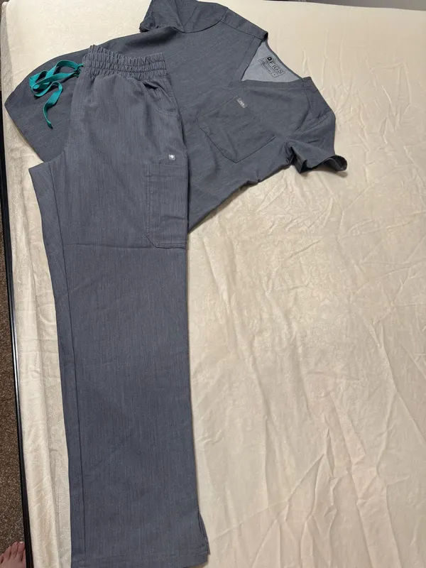 FIGS Scrubs Set Small - Image 3