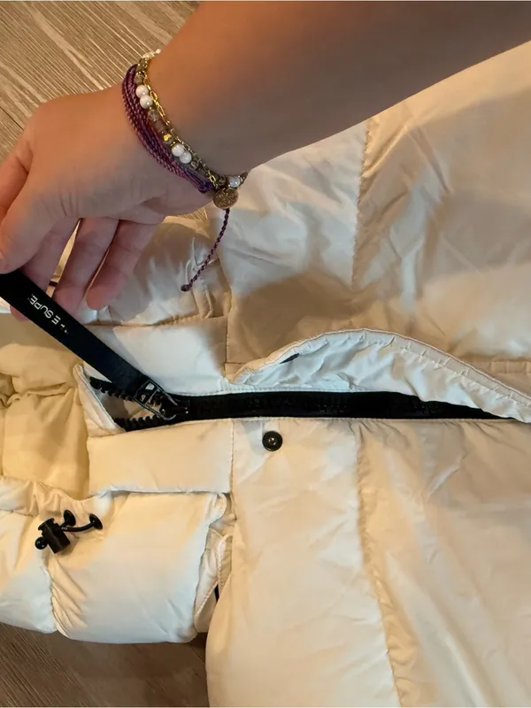 Aritzia Super Puff Shorty in Crème Size XL - Image 4