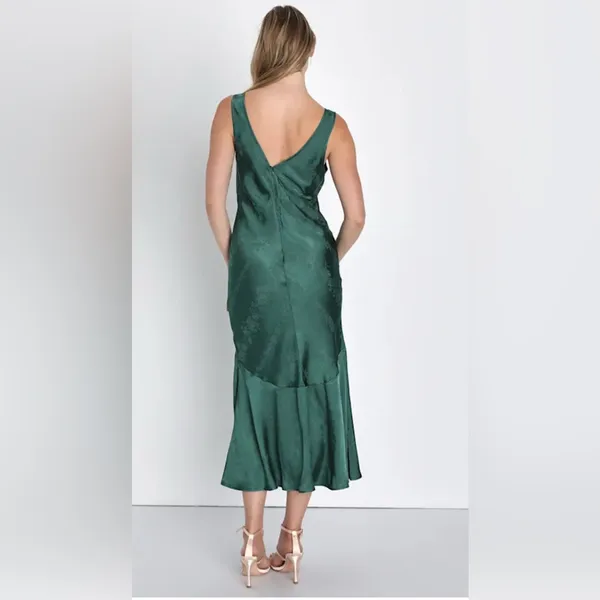NWT Lulu's Exceptional Ideal Emerald Green Satin Jacquard Midi Dress Size M - Image 2