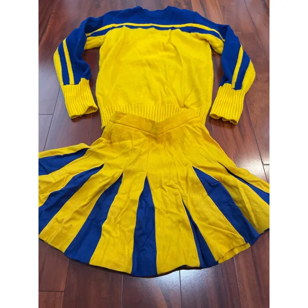 Vintage 1982 sweater/skirt cheer uniform small - Image 2