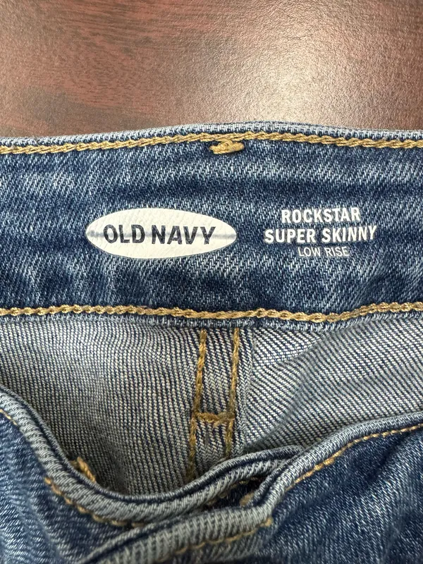 Old Navy Rockstar Low Rise Super Skinny Distressed Jeans Size 8 - Image 5