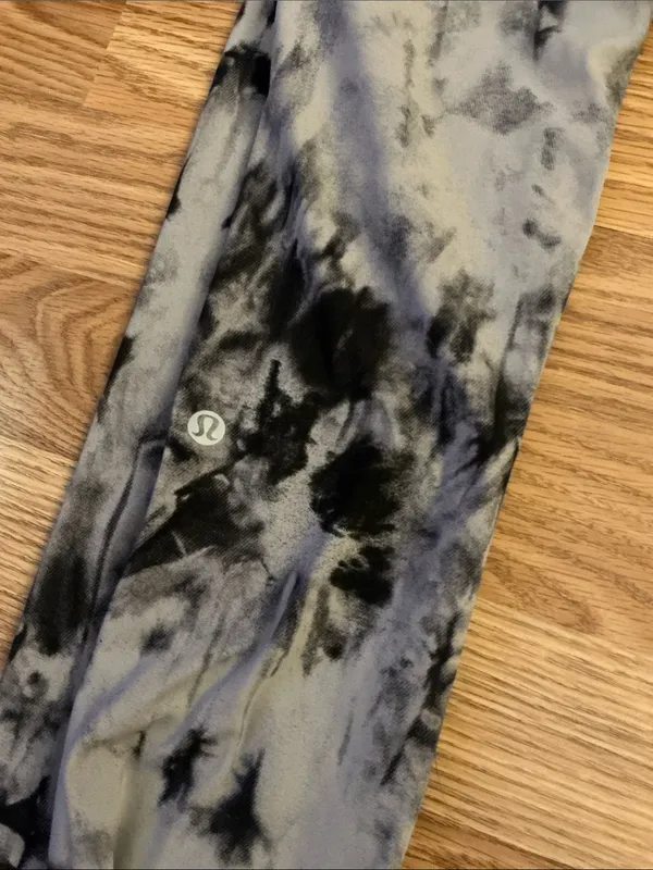 lululemon athletica Black & Gray Tie-Dye Capri Leggings Size 4 - Image 8