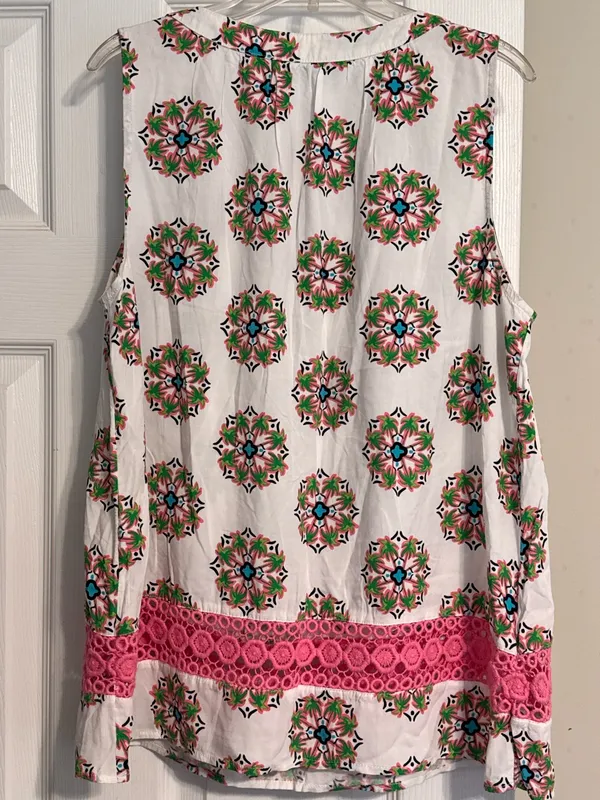 Crown & Ivy Pink Green Floral Print Pink Crochet Eyelet Trim Sleeveless Blouse M - Image 2